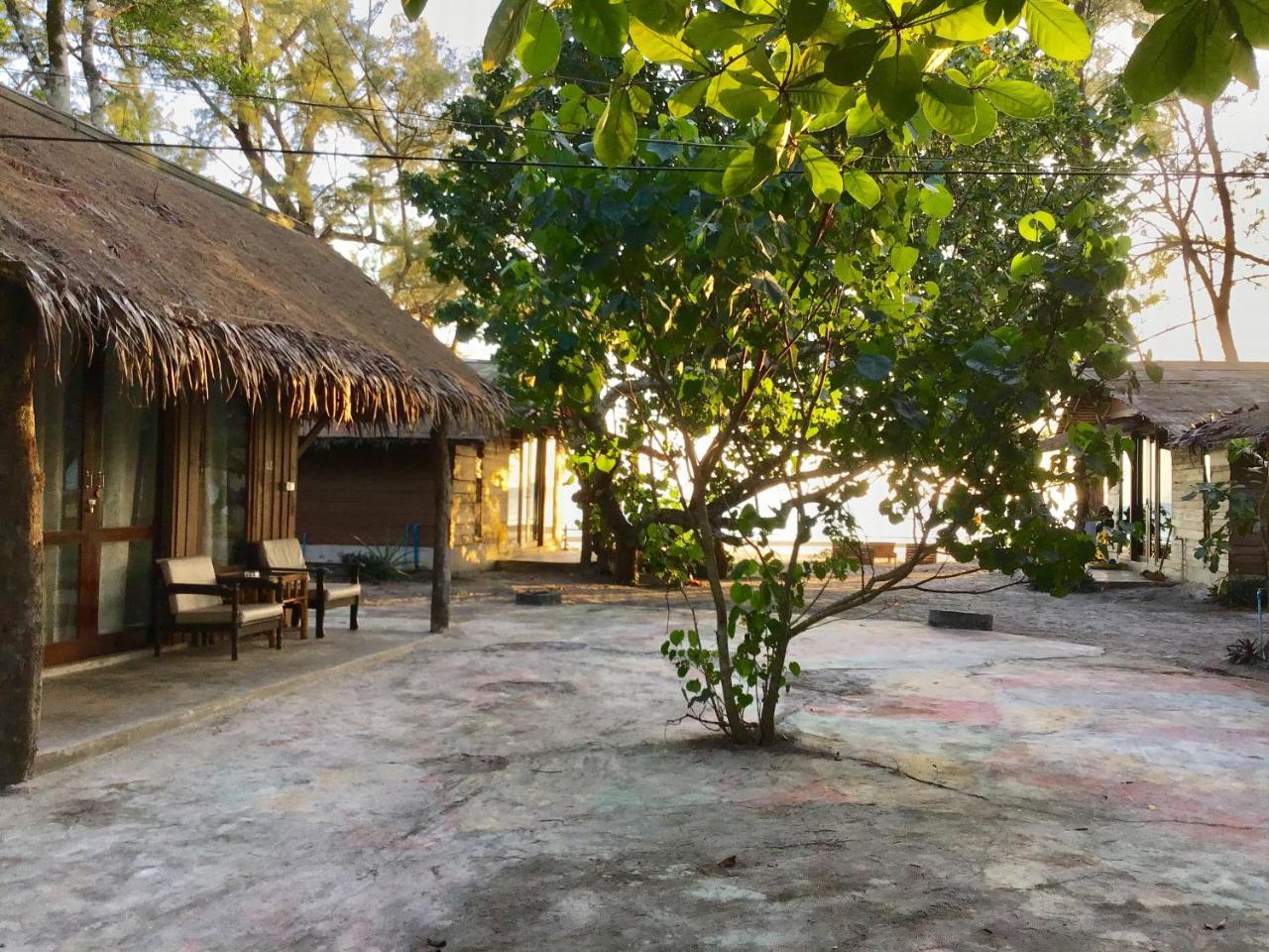 La Ong Lay Hotel Koh Phayam Exterior foto